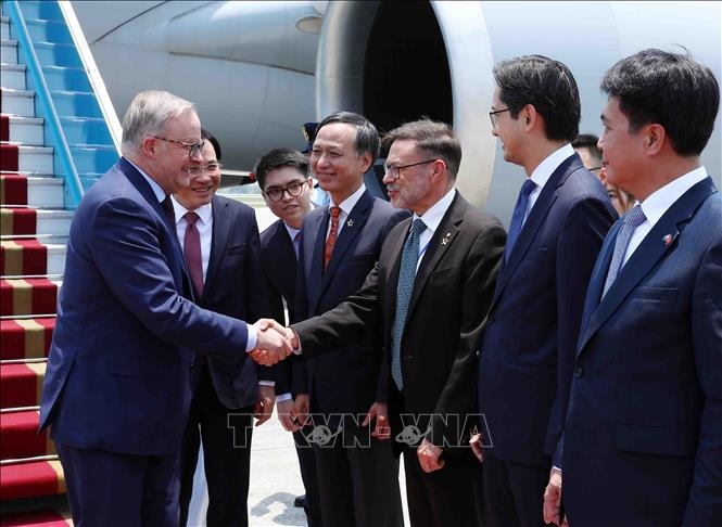 Australian PM arrives in Hanoi, starting official visit to Vietnam